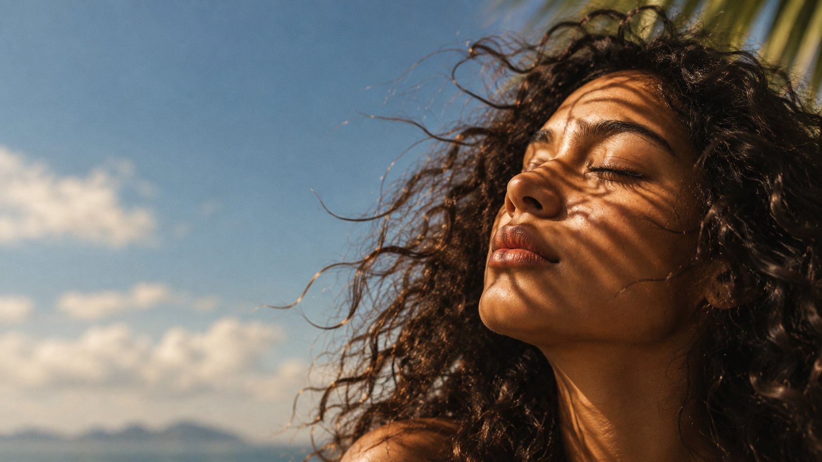 Mujer disfrutando el sol bajo las palmeras